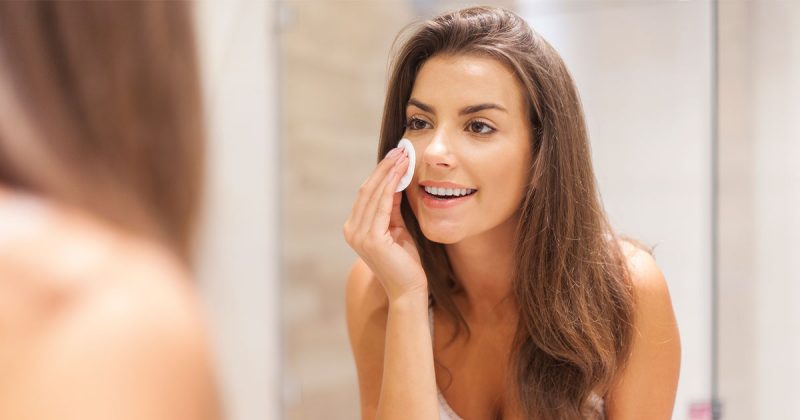 Ung kvinna, Spegel, tvättar ansiktet