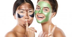 Två tjejer med ansiktsmasker